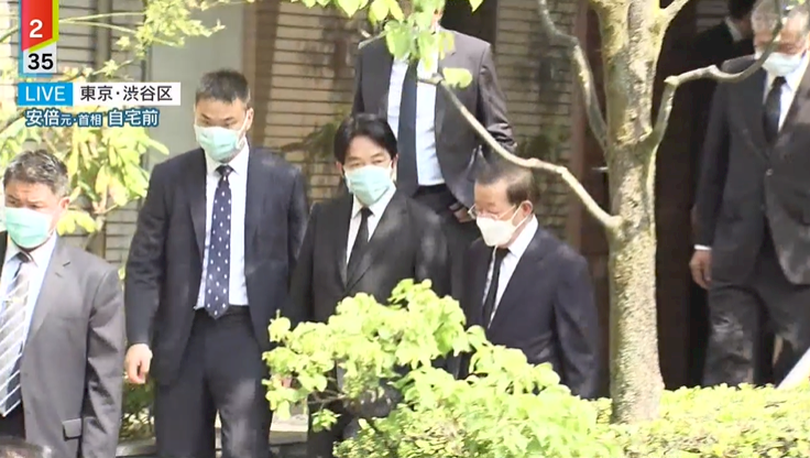 Truyền thông Nhật Bản chụp được hình ảnh Phó Tổng thống Lại Thanh Đức đến phúng viếng ông Shinzo Abe tại Tokyo, bên cạnh là đại diện Đài Loan tại Nhật Bản Tạ Trường Đình (Ảnh: Twitter@ TsaoCB)