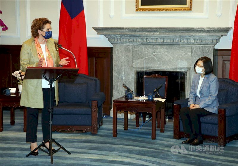 Tổng thống Thái Anh Văn (ngồi), Phó Chủ tịch Nghị viện châu Âu bà Nicola Beer (đứng)