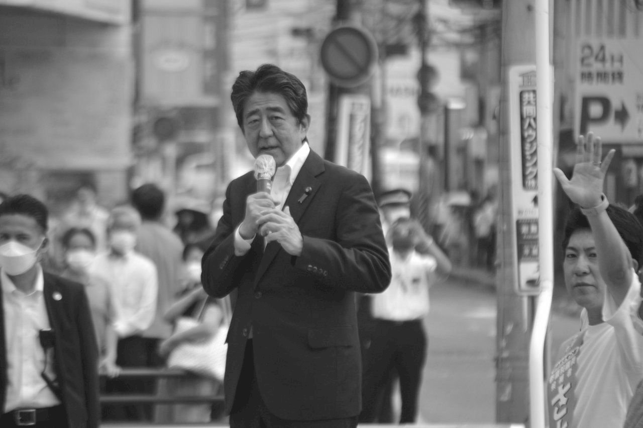 Cựu Thủ tướng Nhật Bản Shinzo Abe bị tấn công vào sáng ngày 08/07 khi đang diễn thuyết tại một hoạt động tranh cử ở thành phố Nara, ông qua đời vào chiều cùng ngày, hưởng thọ 67 tuổi. (Ảnh: AP)