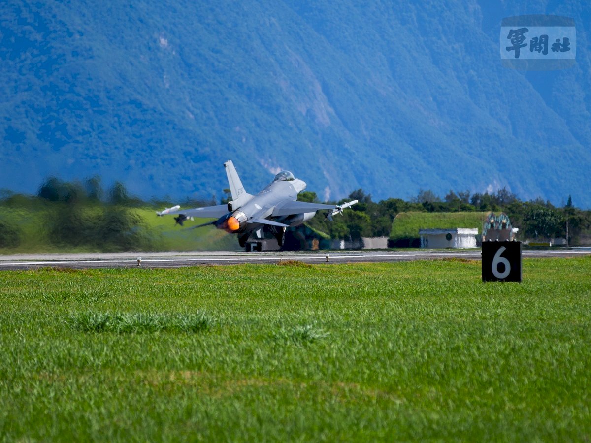 Máy bay F-16V của lực lượng không quân đã lập tức thực hiện nhiệm vụ tuần tra vùng trời sau khi nhận được mệnh lệnh vào ngày 07/08 (Ảnh: MNA)
