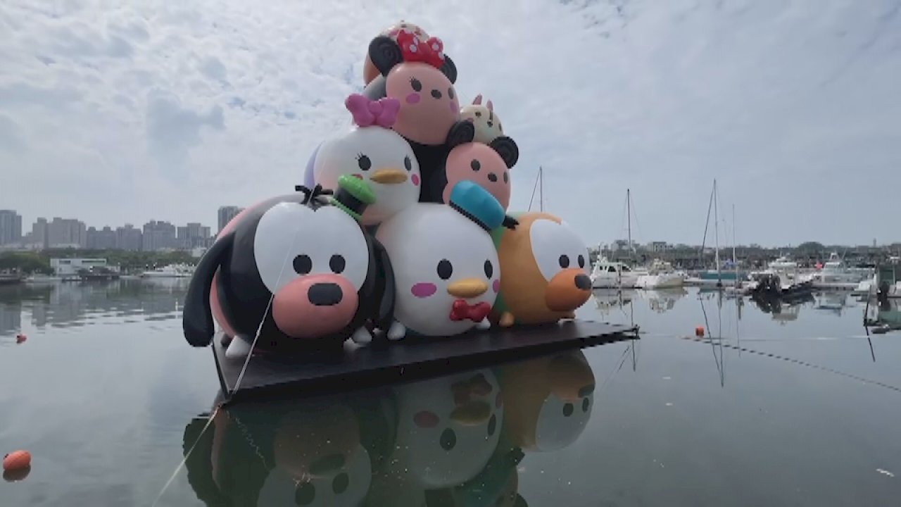 Hình nộm bơm hơi TsumTsum xuất hiện tại bến cảng An Bình, thu hút du khách đua nhau chụp ảnh (Ảnh từ video)