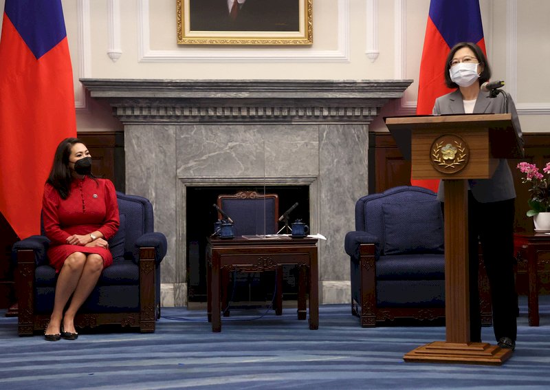 Tổng thống Thái Anh Văn tiếp đoàn Nghị sĩ Mỹ tại Phủ Tổng thống, kỳ vọng Đài Loan và Mỹ có thể ký kết hiệp định FLA. (Hình từ CNA)