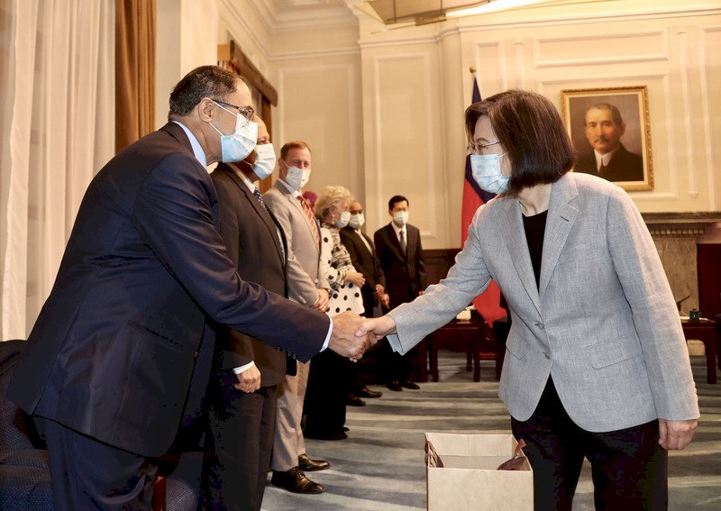 Sáng ngày 6/10, Tổng thống Thái Anh Văn tiếp kiến các vị khách quý đến tham dự Diễn đàn Yushan năm nay, hoan nghênh họ đến thăm Đài Loan (Ảnh: CNA)