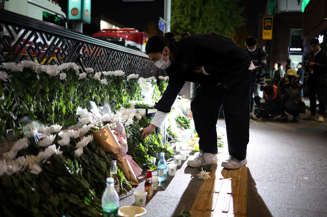 Sau sự kiện giẫm đạp khiến hơn 150 người tử vong tại Itaewon, chính phủ Hàn Quốc tuyên bố quốc tang cho đến ngày 05/11. Trong ảnh là người dân đến xung quanh hiện trường vụ việc để dâng hoa cho người đã khuất. (Ảnh: Reuters)