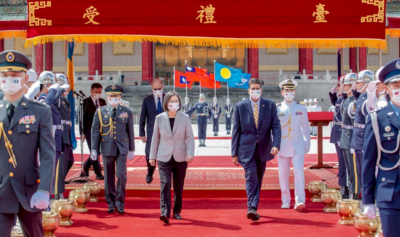 Sáng ngày 6/10, Tổng thống Thái Anh Văn đã đặc biệt tổ chức chào đón Tổng thống Palau Surangel S. Whipps, Jr. bằng nghi thức quân đội tại quảng trường Nhà hát Quốc gia và Phòng hòa nhạc Quốc gia. (Ảnh: Phủ Tổng thống)