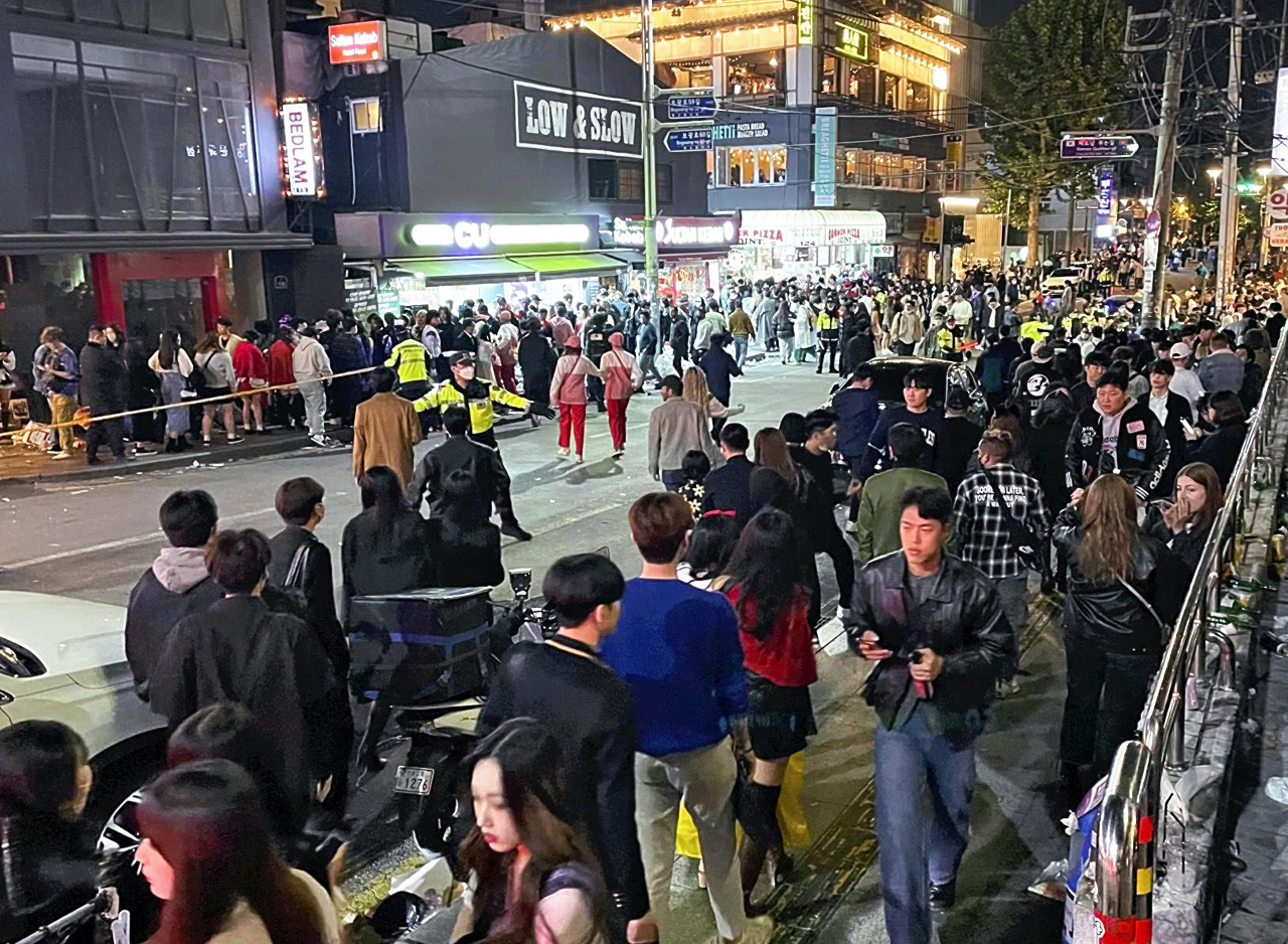 Thảm họa giẫm đạp tại lễ hội Halloween ở Hàn Quốc, khiến 151 người thiệt mạng và hơn 150 người bị thương. Ảnh chụp tại khu vực bên ngoài nơi xảy ra vụ giẫm đạp. (Nguồn: AP)