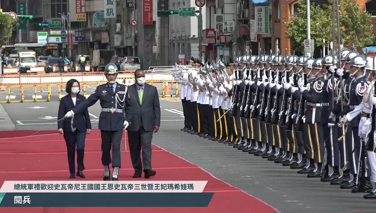 Tổng thống Thái Anh Văn tổ chức chào đón Quốc vương Eswatini bằng nghi thức quân đội (Ảnh từ Livestream Phủ Tổng thống)