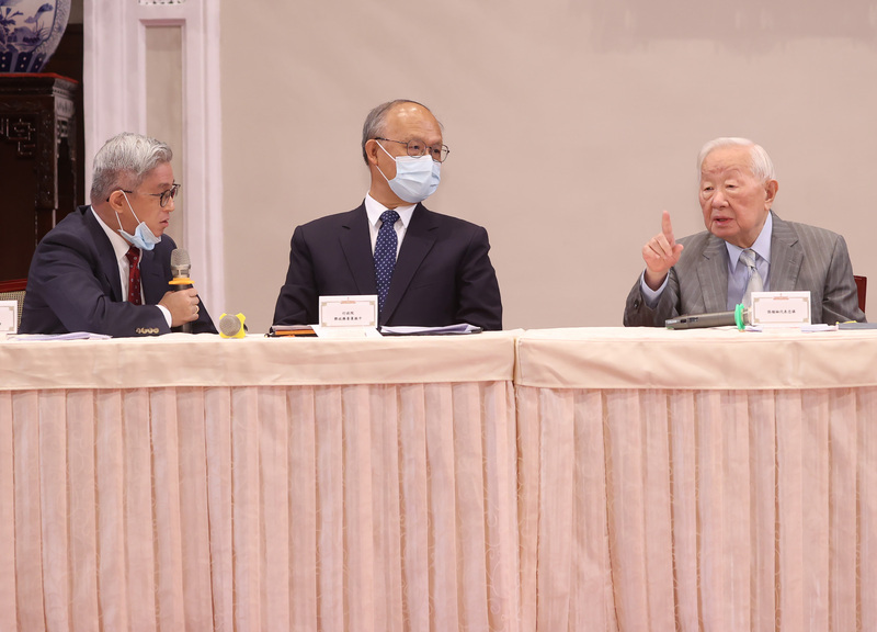 Ông Trương Trung Mưu (thứ 1, bên phải) xác nhận TSMC sẽ chuyển công nghệ quy trình 3nm sang Hòa Kỳ. (Ảnh: CNA)