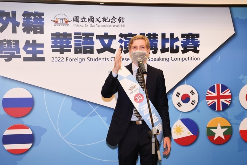 Thí sinh đến từ mỹ Pierce Gissler McDonnell xuất sắc dành được giải quán quân của cuộc thi hùng biện tiếng Hoa dành cho sinh viên nước ngoài năm 2022 (Nguồn: CNA)
