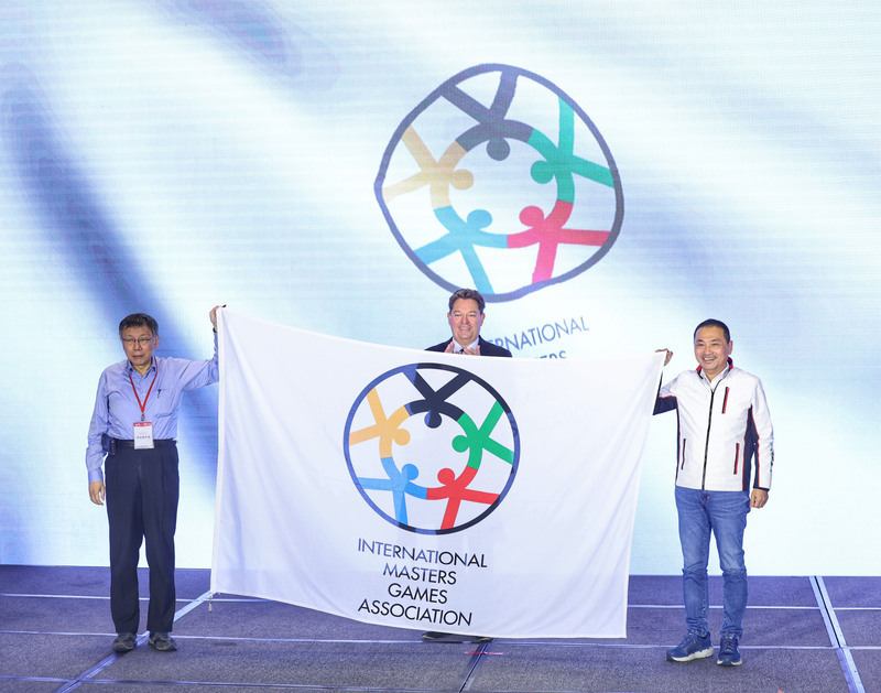 Thị trưởng TP Đài Bắc Kha Văn Triết và thị trưởng TP Tân Bắc Hầu Hữu Nghi tiếp nhận lá cờ đăng cai tổ chức Đại hội Thể Thao Tổng hợp Quốc tế 2025