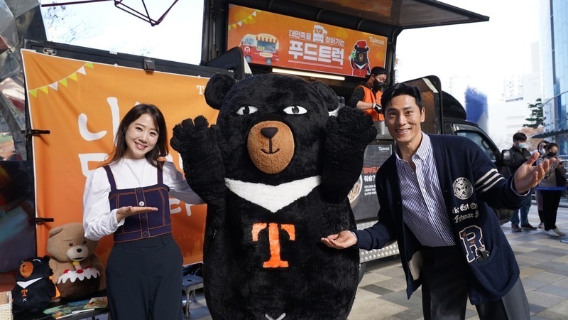 Đại sứ du lịch Đài Loan Kim Jae Woo và vợ cùng tới dự sự kiện xe ẩm thực Đài Loan, với hy vọng thu hút nhiều khách Hàn Quốc tới Đài Loan du lịch (nguồn ảnh: CNA)