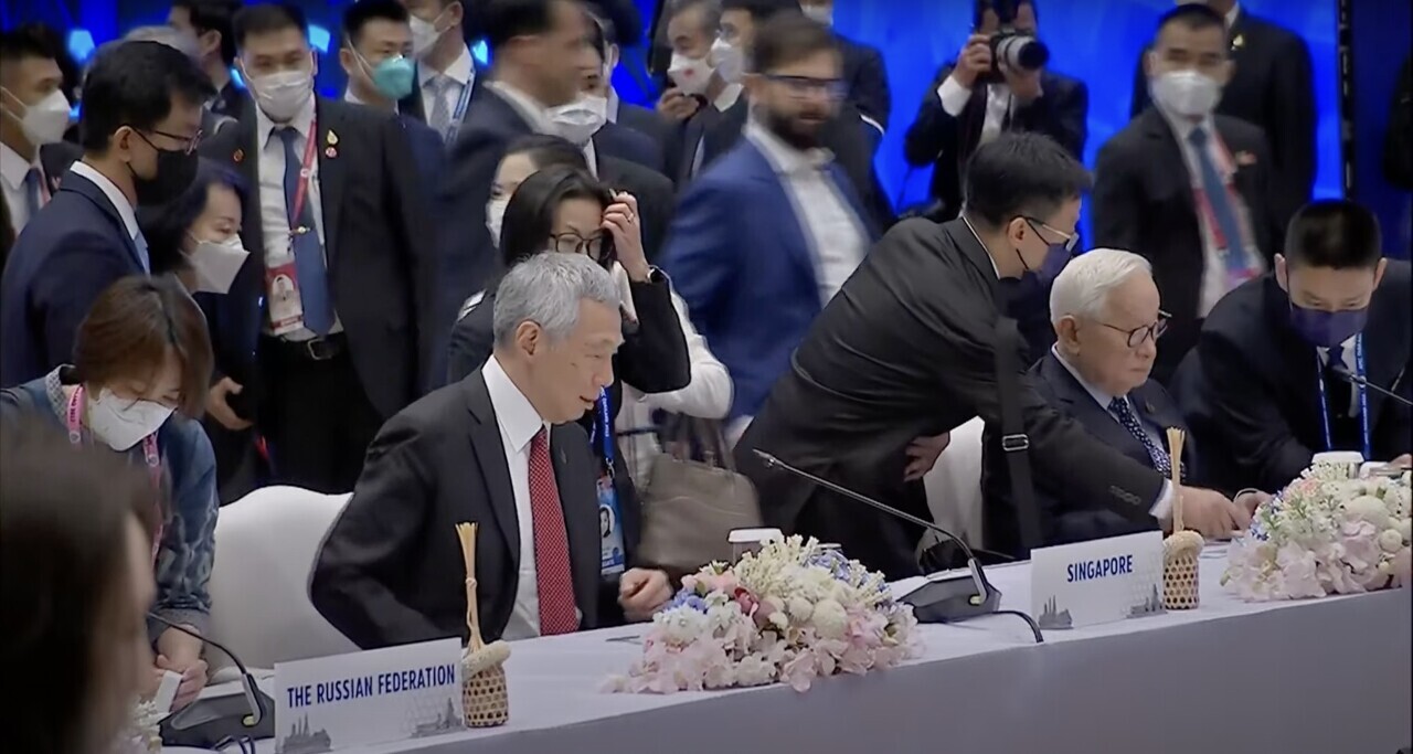Ông Trương Trung Mưu (bên phải) được xếp vị trí ngồi cạnh Thủ tướng Singapore Lý Hiển Long (trái), phía còn lại là Phó Tổng thống Mỹ Kamala Harris (Ảnh từ video trực tiếp của hội nghị APEC)