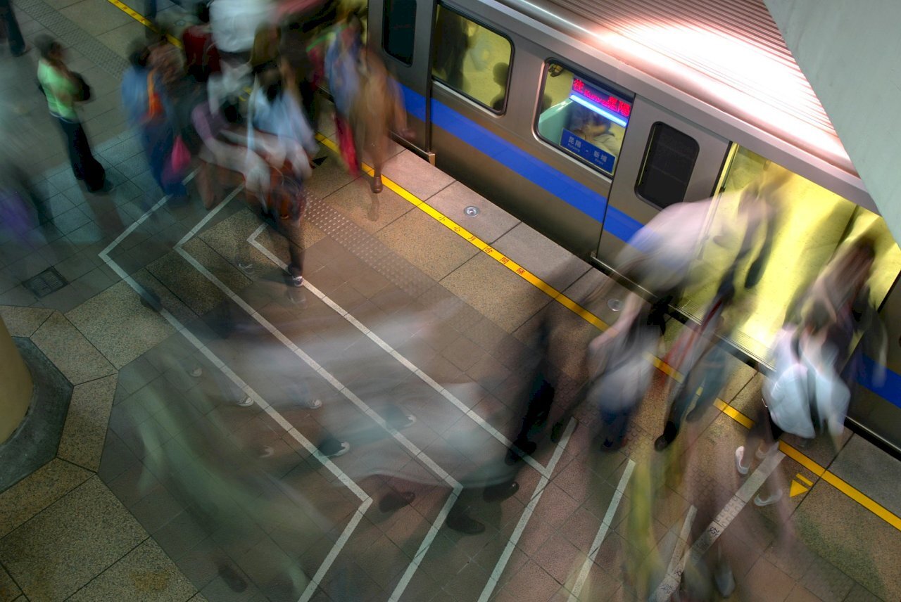 Vào những khoảng thời gian cao điểm như giờ đi làm và giờ tan tầm, do đông người chen lấn nên rất dễ có sự va chạm cơ thể, dẫn đến phát sinh các vụ tranh chấp trên tàu điện ngầm. (Nguồn ảnh: Hãng thông tấn Reuters/ TPG Images)