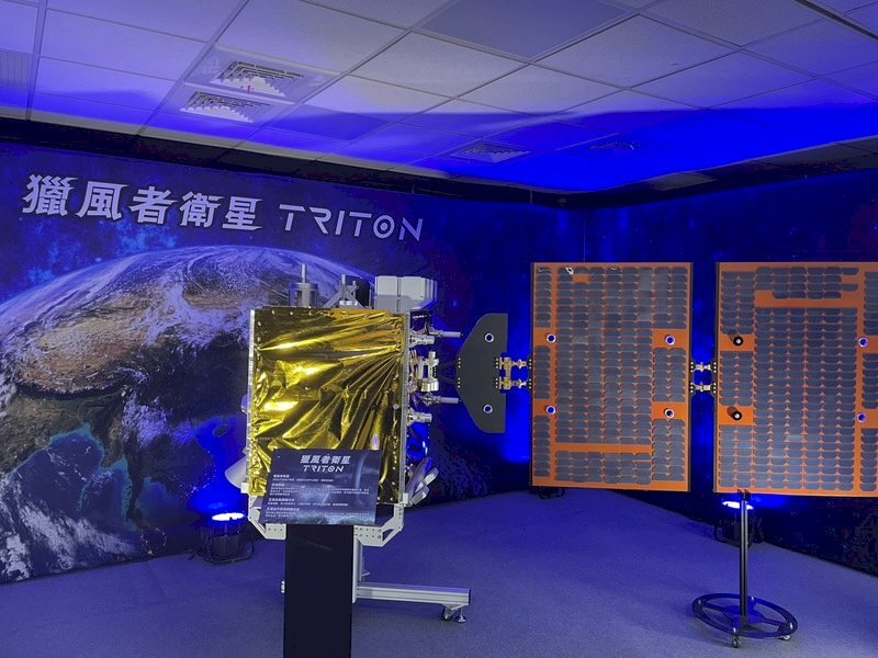 Vệ tinh khí tượng đầu tiên của Đài Loan Triton sắp hoàn thành các khâu kiểm tra để lên đường vận chuyển tới điểm phóng tại Pháp  (Ảnh:CNA)
