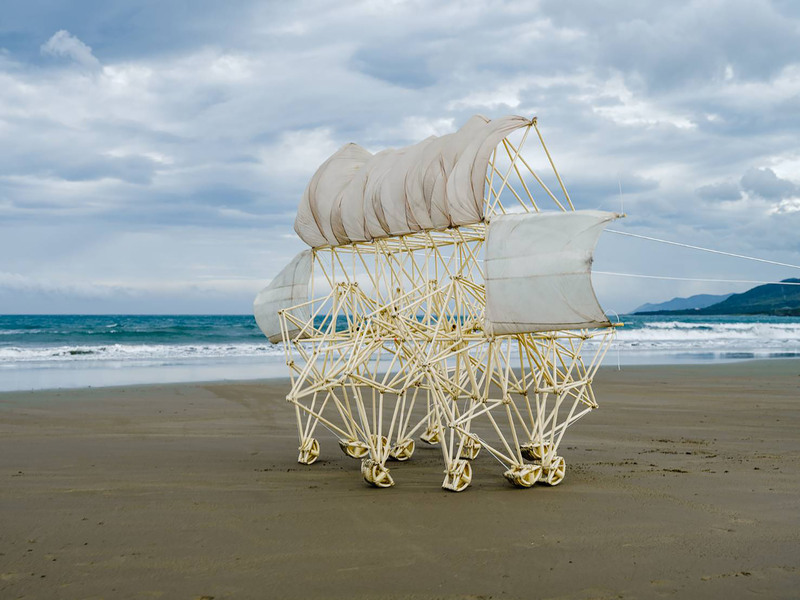 Mô hình quái vật chạy bằng sức gió Strandbeest (Wind Power Beast) của nghệ sĩ đương đại người Hà Lan Theo Jansen xuất hiện tại Lễ khai mạc Festival Nghệ thuật Luo Shan Feng Bình Đông 2022 (Ảnh: CNA)