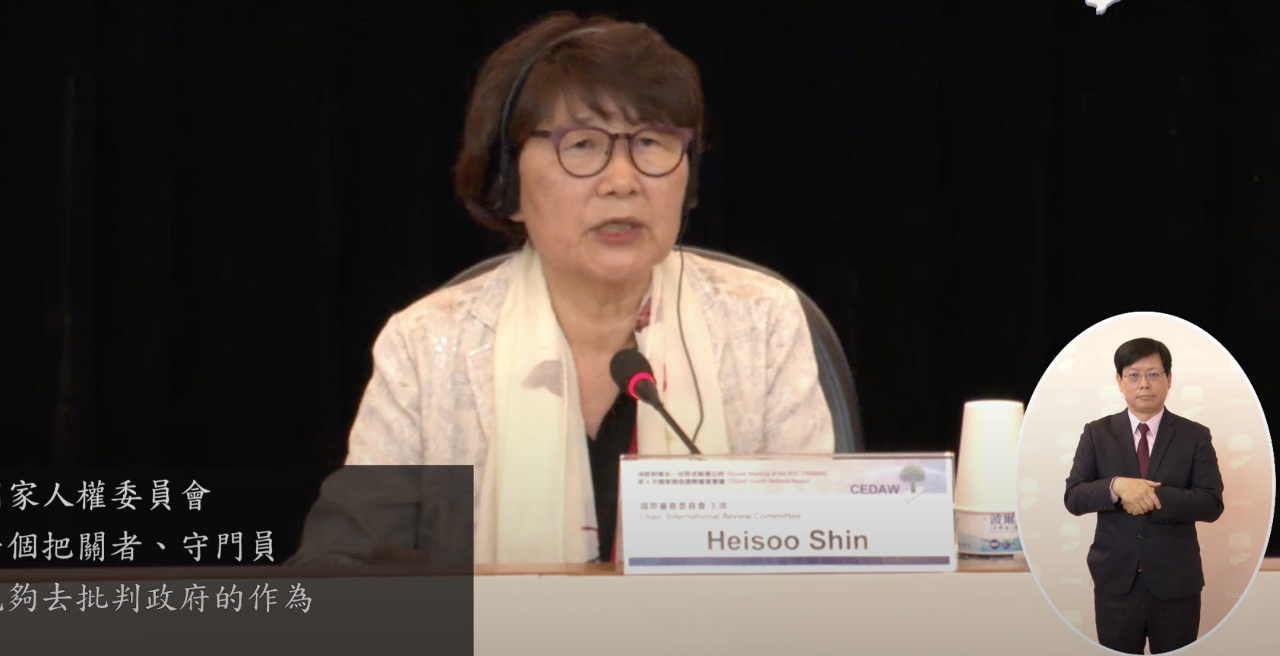 Chủ tịch Ủy ban Thẩm tra quốc tế Shin Heisoo báo cáo kết luận và kiến nghị của hội nghị thẩm tra CEDAW (Ảnh do Văn phòng Bình đẳng Giới tính - Viện Hành chính cung cấp)
