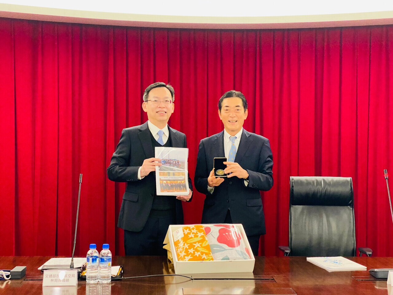Thống đốc Tokihiro Nakamura tỉnh Ehime Nhật Bản (ảnh bên phải) đã có chuyến thăm ông Lâm Quốc Hiển - Giám đốc Cục Hàng không Dân dụng Đài Loan (nguồn ảnh: Cục Hàng không dân dụng cung cấp)