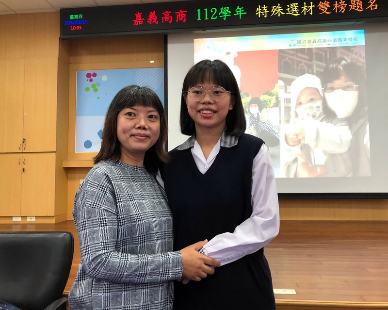 Em Trương Bảo Vân (phải) ngay từ nhỏ đã thừa hưởng tinh thần ham học của mẹ là cô Nguyễn Thanh Tuệ (trái), cùng lúc được tuyển thẳng vào hai trường đại học hàng đầu của Đài Loan. (Nguồn ảnh: CNA)