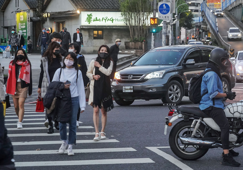 Đài Loan thiếu nhất quán trong quy định về biển báo, vạch kẻ giao thông khiến người  đi bộ gặp nguy hiểm ngay cả khi đi băng sang đường theo vạch kẻ dành riêng cho người đi bộ  (Ảnh: CNA)
