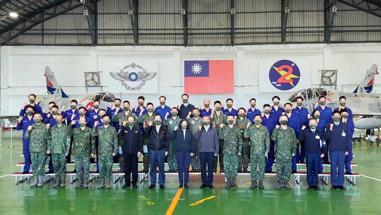 Tổng thống Thái Anh Văn đi thị sát Liên đội 2 Lực lượng Không quân tại căn cứ địa Không quân Tân Trúc sáng ngày 13/01, và chụp ảnh tập thể với các sĩ quan, binh sĩ (Ảnh do PV RTI chụp)