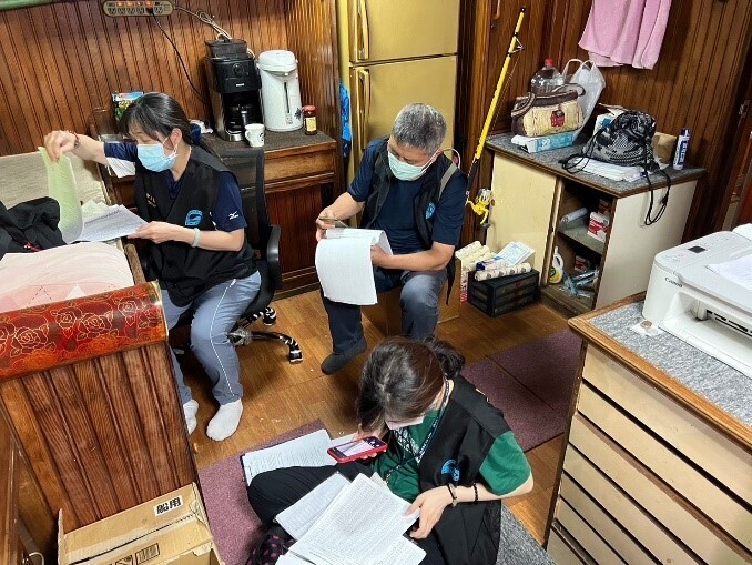 Các thanh tra viên đang kiểm tra ghi chép giờ làm việc của các thuyền viên. (Nguồn ảnh: Sở Ngư nghiệp Đài Loan)