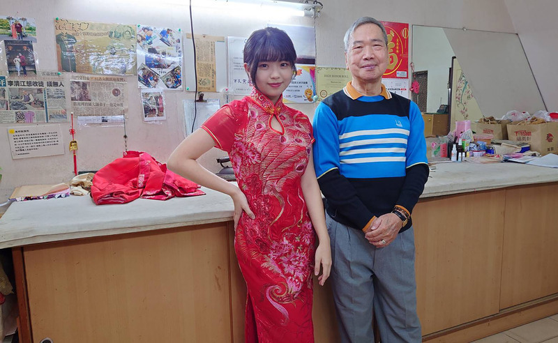 Cửa hàng sườn xám Tam Mỹ (Sanmei) nằm gần đường Zhongshan và đường Zhongyi ở thành phố Gia Nghĩa, là cửa hàng sườn xám duy nhất còn sót lại ở thành phố này. Sư phụ Lý Thanh Giang (ảnh phải) năm nay đã 78 tuổi, và vẫn kiên trì với nghề may sườn xám (nguồn ảnh: CNA)