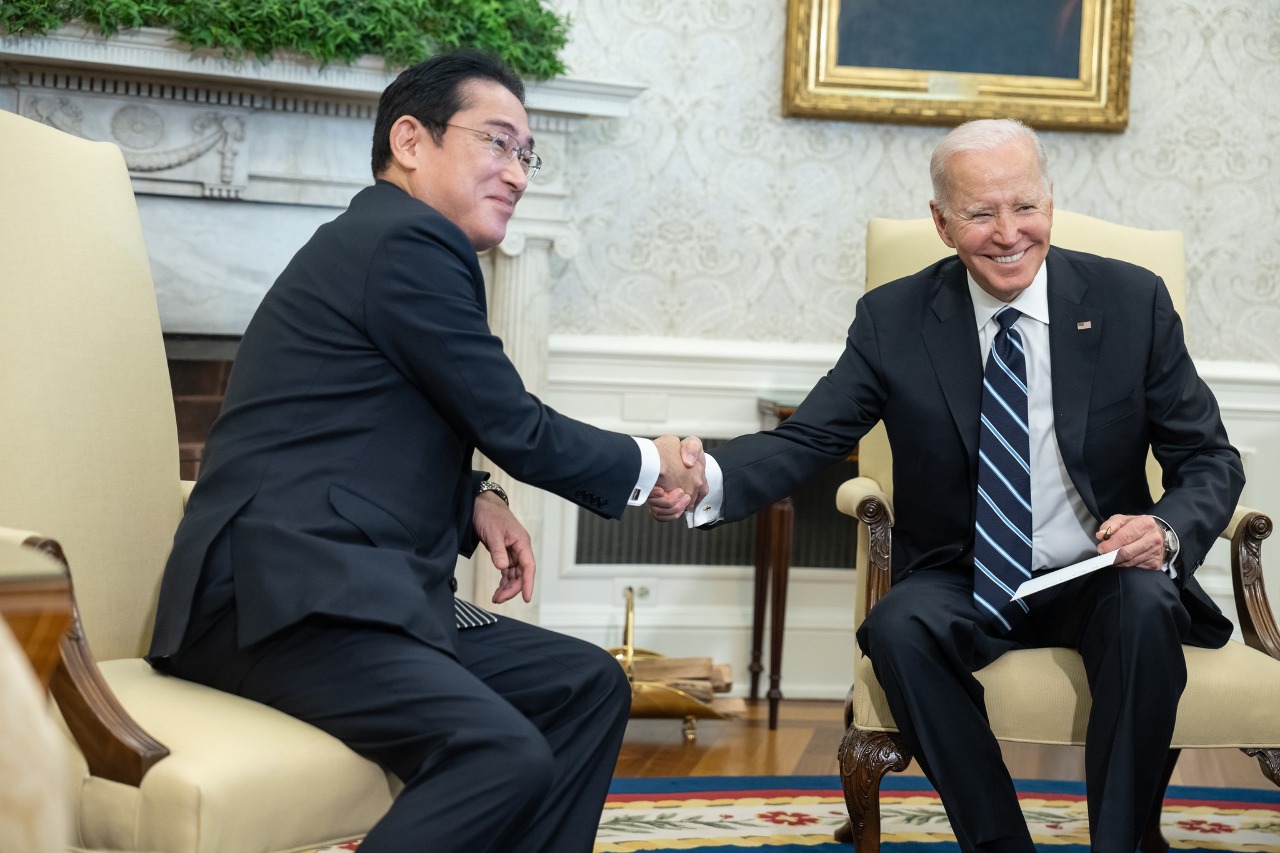 Tổng thống Mỹ Joe Biden (phải) gặp và hội đàm với Thủ tướng Nhật Bản Fumio Kishida (trái) tại Nhà Trắng ngày 13. (FB @Nhà Trắng)