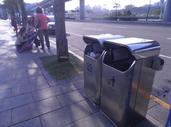 Chính quyền thành phố Đài Bắc đang cân nhắc về việc bổ sung thùng rác cho người đi bộ, điều này đã làm dấy lên nhiều dư luận trái chiều. (nguồn ảnh: trang FB của Sở Bảo vệ Môi trường)