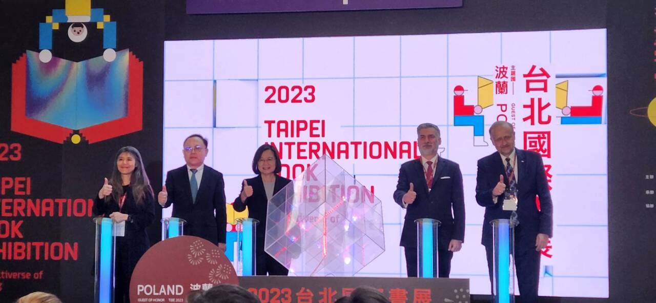 Triển lãm Sách quốc tế Đài Bắc năm 2023 được tổ chức tại Hội trường của Trung tâm Thương mại Thế giới Đài Bắc vào ngày 31/1. Tổng thống Thái Anh Văn (thứ ba từ trái sang) cùng với tân Bộ trưởng Bộ Văn hóa Sử Triết (thứ hai từ trái sang) đã đến tham gia khai mạc triển lãm sách.