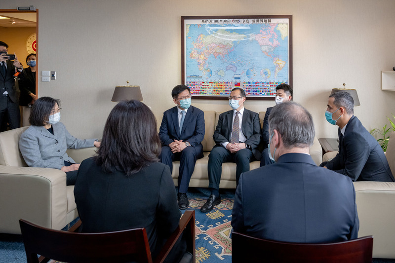 Tổng thống và quan chức Đài Loan đã đến Văn phòng đại diện Thổ Nhĩ Kỳ tại Đài Loan để gửi lời chia buồn đến các nạn nhân động đất. (Hình từ CNA)