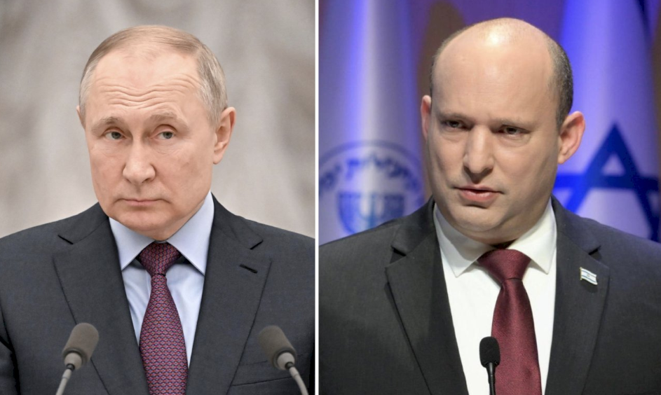 Cựu Thủ tướng Israel Bennett (phải) nói rằng ông đã nhận được lời hứa từ Tổng thống Nga Vladimir Putin (trái) là không giết Tổng thống Ukraine Volodymyr Zelensky. (Ảnh: AFP)