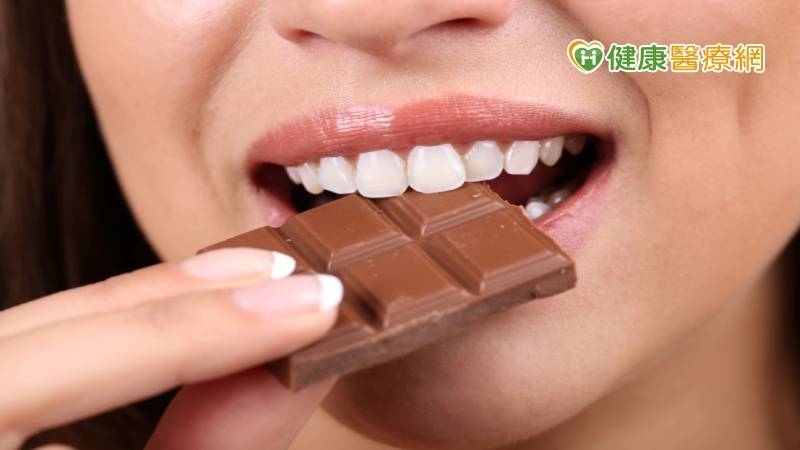 Con số “%” ghi chú bên ngoài bao bì chính là tỷ lệ phần trăm của tổng lượng chất rắn cacao, tỉ lệ này càng cao, thì vị đắng sẽ càng rõ rệt hơn. (Nguồn ảnh: Health news)