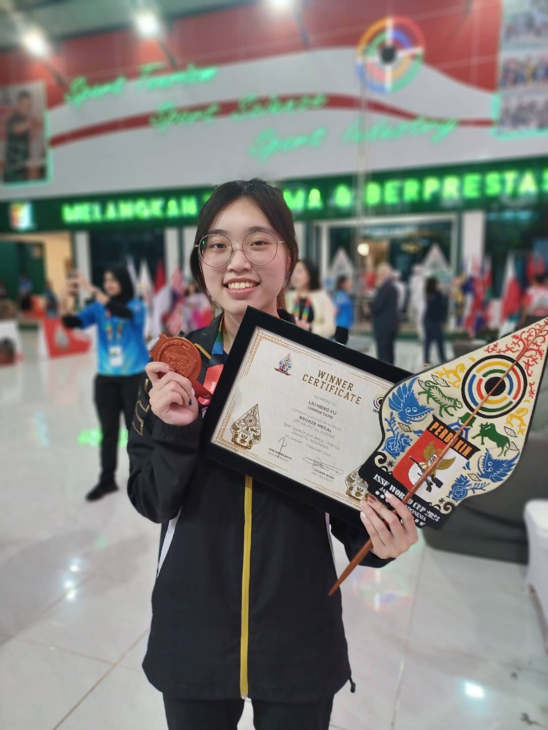 Nữ xạ thủ Lưu Hằng Dư đã xuất sắc giành được huy chương đồng tại Giải Bắn súng vô địch thế giới năm 2023 tổ chức tại Jakarta – Indonesia. (Nguồn ảnh: Hiệp hội Bắn súng Trung Hoa Dân Quốc cung cấp)