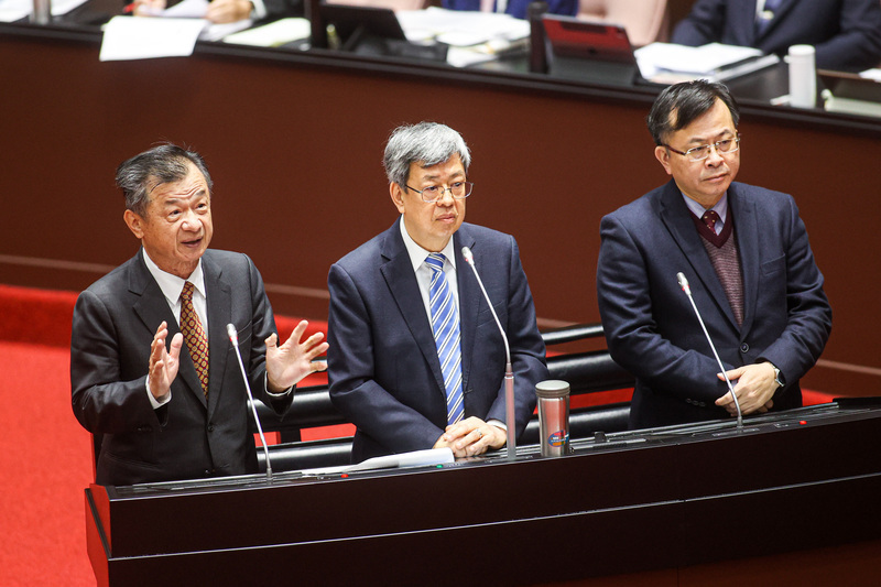 Chủ tịch Ủy ban Trung hoa Đại lục Viện Hành chính ông Khưu Thái Tam (ngoài cùng phía trái) trả lời chất vấn trong cuộc họp Viện Lập pháp