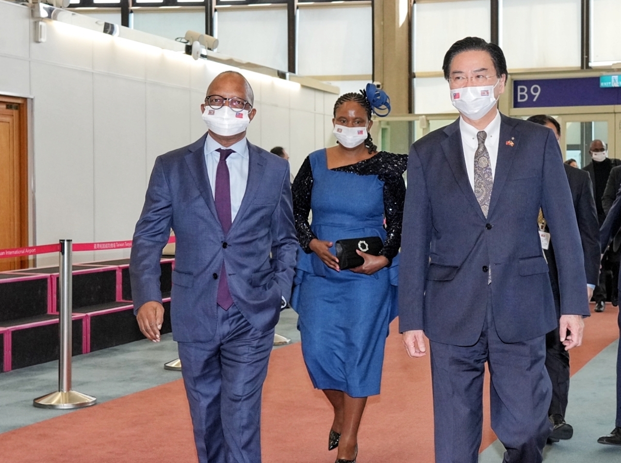Phái đoàn Eswatini do Thủ tướng H. E. Cleopas Sipho Dlamini đã đáp xuống sân bay Đài Loan vào chiều ngày 05/03, Ngoại trưởng Ngô Chiêu Nhiếp đã đích thân đến tiếp đón. (Ảnh do Bộ Ngoại giao cung cấp)