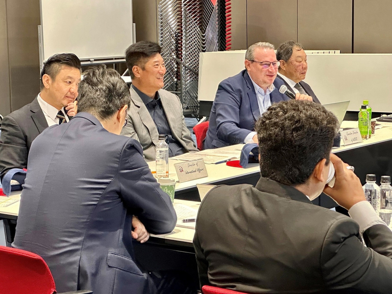 Cuộc họp ủy ban điều hành của Liên đoàn bóng chày châu Á đã được tổ chức tại tòa nhà trụ sở Ủy ban Olympic Nhật Bản ở Tokyo, dưới sự chủ trì của Chủ tịch Liên đoàn Bóng chày châu Á, ông Cô Trọng Lượng (thứ 2 từ trái sang), xác nhận sẽ tổ chức Giải vô địch Bóng chày trẻ châu Á U18 tại Đài Loan vào năm sau (ảnh: CNA)