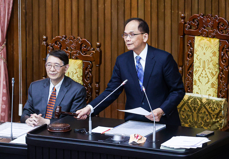Viện Lập pháp thông qua vòng ba dự toán ngân sách đặc biệt hậu đại dịch, Viện trưởng Du Tích Khôn (bên phải) gõ búa tuyên bố thông qua dự toán. (Ảnh: CNA)