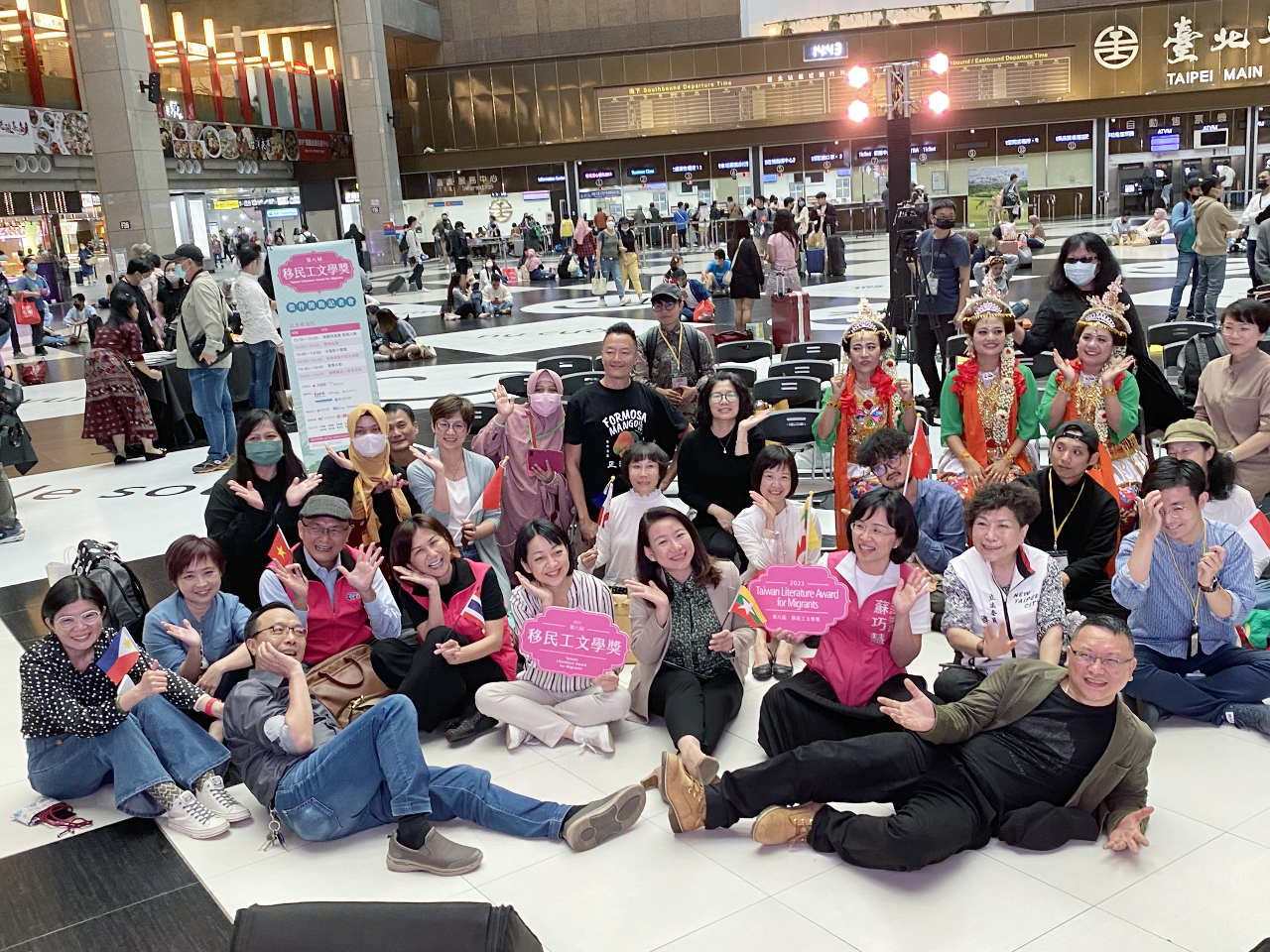 Chiều ngày 12/3, tại ga xe lửa Đài Bắc đã có hoạt động tuyên bố Giải thưởng Văn học dành cho Di dân mới và Lao động di trú lần thứ 8 chính thức khởi động, thời hạn nộp bài từ nay đến ngày 5/6.