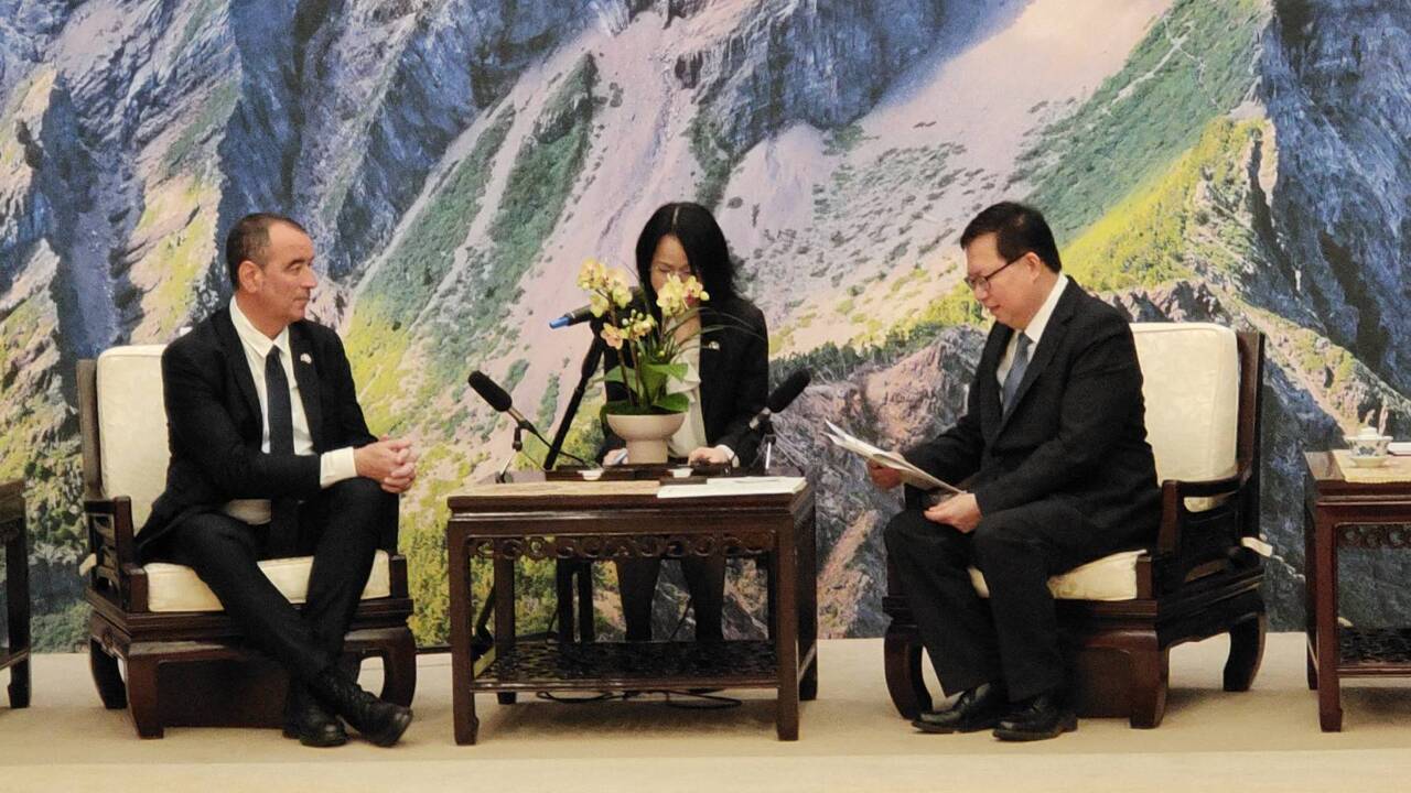 Ngày 19/4, Phó Thủ tướng Trịnh Văn Sán đã tiếp đón phái đoàn nghị sĩ Pháp do Chủ tịch tiểu ban thân thiện với Đài Loan của Quốc hội pháp - ngài Eric Bothorel  dẫn đầu (Ảnh: RTI)