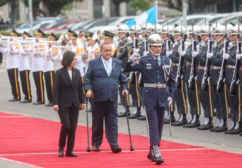 Tổng thống Thái Anh Văn chào đón Tổng thống Alejandro Eduardo Giammattei Falla bằng nghi lễ quân đội hoành tráng.