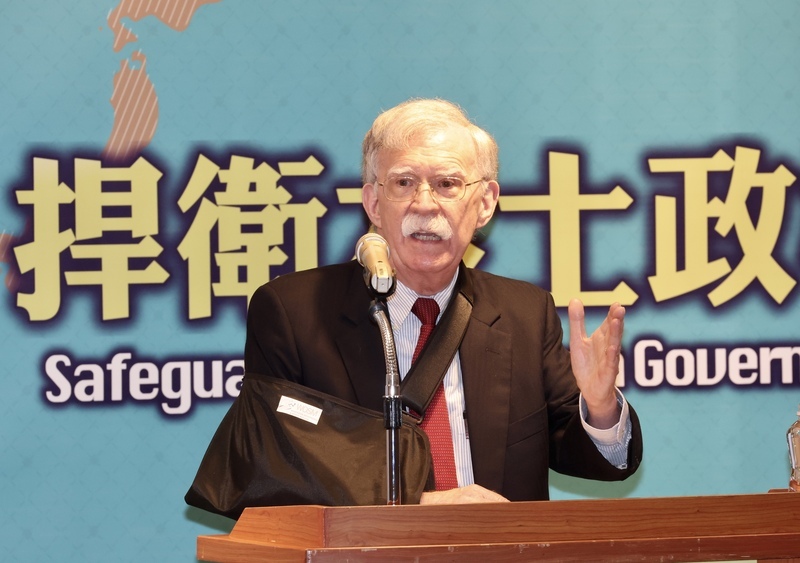 Ngày 29/4, cựu Cố vấn An ninh Quốc gia Nhà trắng ông John Bolton đi dự 