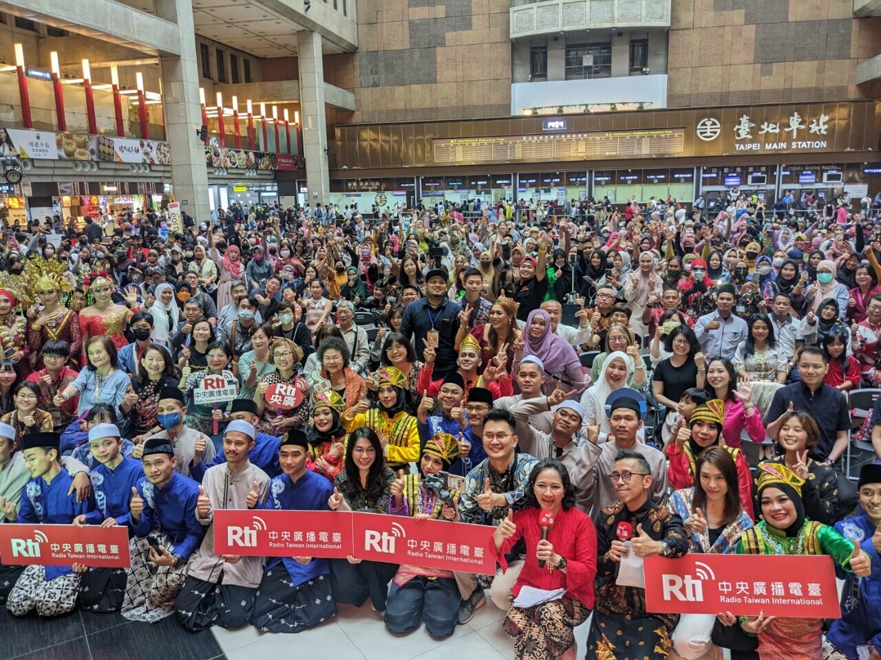 Đài RTI tổ chức buổi gặp mặt thính giả Indonesia tại ga xe lửa Đài Bắc, thu hút rất đông người đến tham gia.