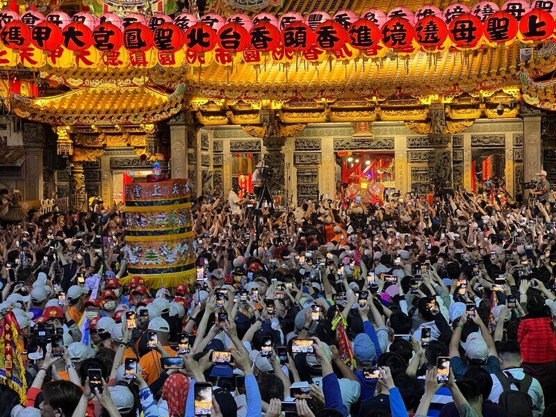 Lễ rước kiệu Thánh Mẫu Ma Tổ hành hương do ngôi đền Trấn Lan Cung Đại Giáp tổ chức đã khởi hành vào 11 giờ 5 phút tối ngày 21/4 và sẽ diễn ra trong vòng 9 ngày 8 đêm (Ảnh: CNA)