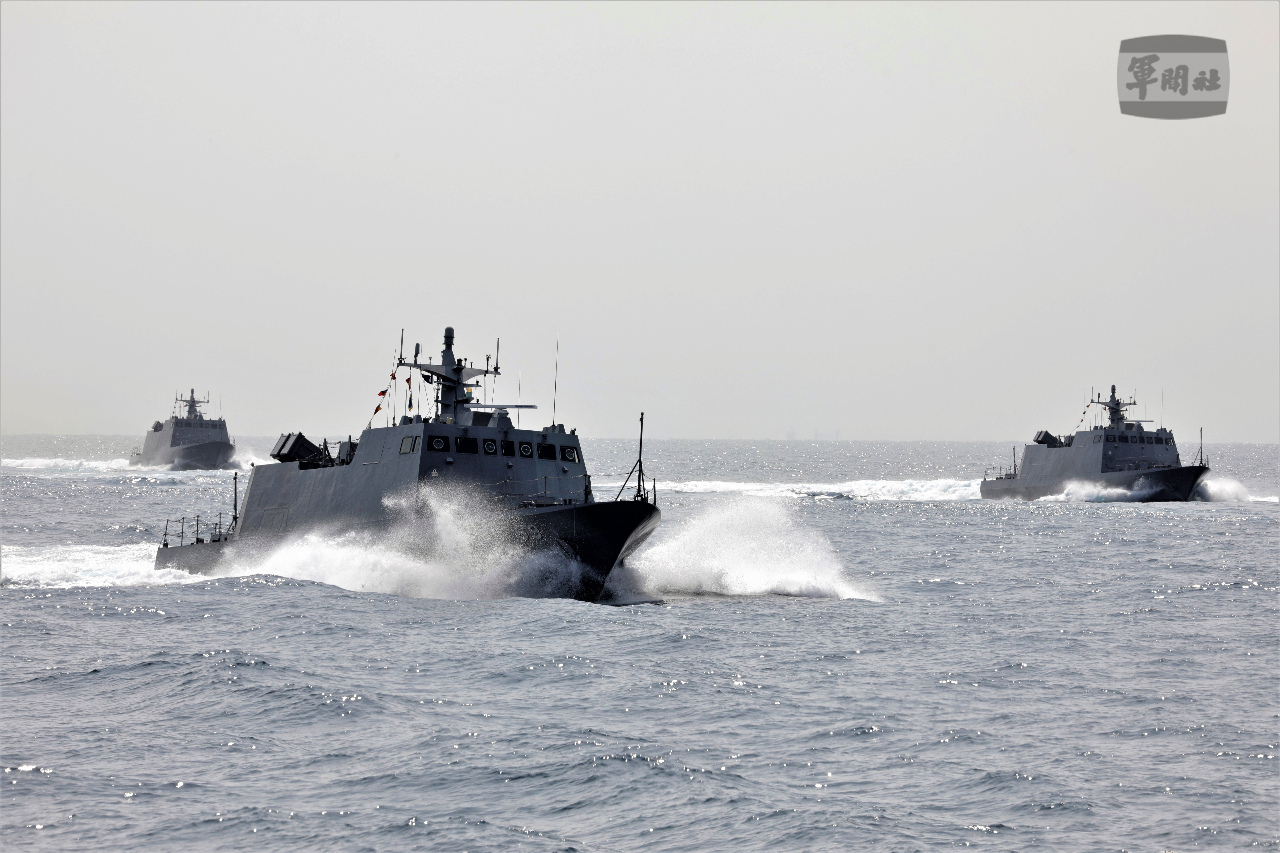 Trước tình hình Trung Quốc tiến hành diễn tập ở khu vực xung quanh Đài Loan, Quân độ Quốc gia THDQ đã liên tục tăng cường phòng thủ, tiến hành diễn tập sẵn sàng chiến đấu, để bảo vệ biên cương trên biển (Ảnh: Bộ Quốc phòng)
