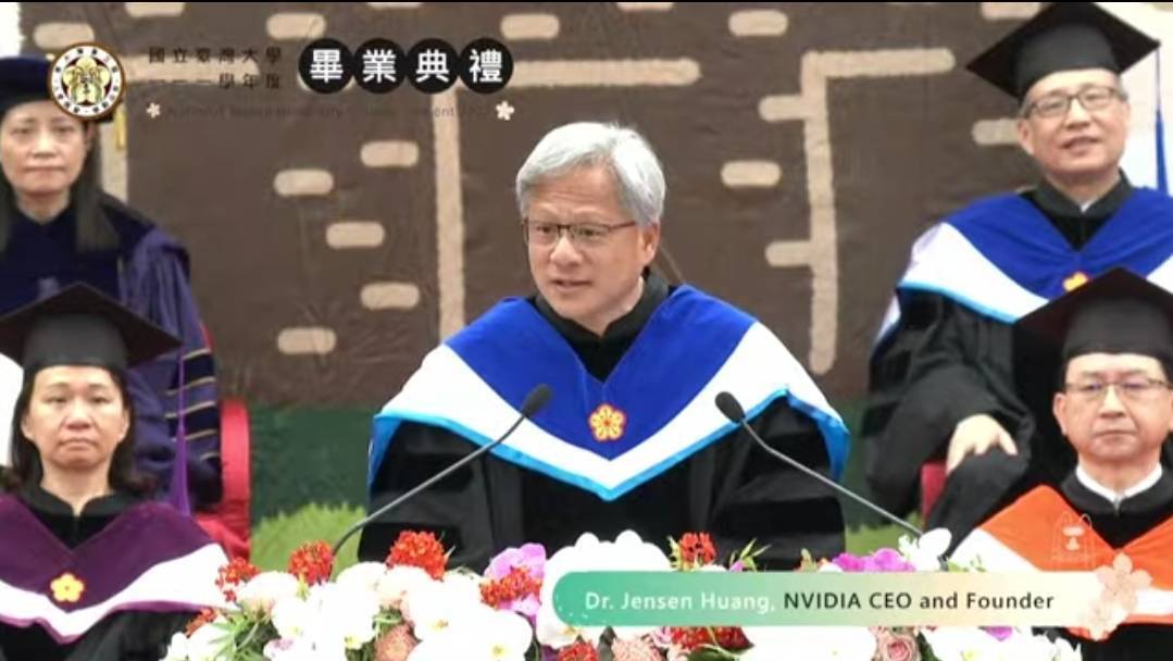 Nhà sáng lập kiêm CEO của NVIDIA Jensen Huang phát biểu diễn thuyết tại lễ tốt nghiệp của Đại học Quốc gia Đài Loan (NTU) sáng ngày 27/05 (Ảnh chụp lại từ video Livestream của NTU)