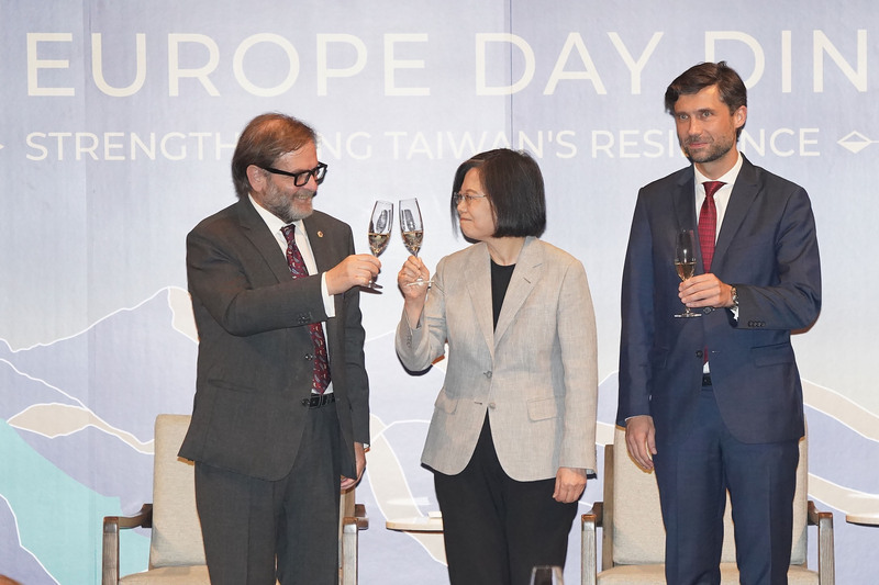 Ngày 25/5, Phòng Thương mại châu Âu ở Đài Loan đã tổ chức buổi tiệc Ngày hội châu Âu thực tế sau 3 năm, Tổng thống Thái Anh Văn đã cùng thủ trưởng các bộ ngành đến tham gia. (Hình từ CNA)