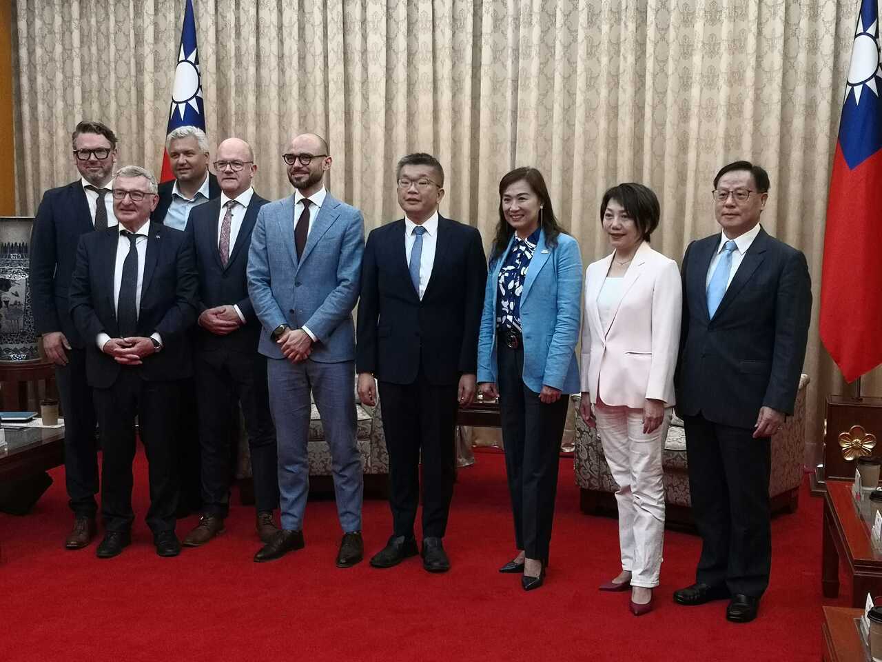 Ngày 17/5 Phó Viện trưởng Viện Lập pháp Thái Kỳ Xương đã đón tiếp phái đoàn nghị sĩ thuộc các đảng phái khác nhau của Bỉ sang thăm Đài Loan (Ảnh: Rti)