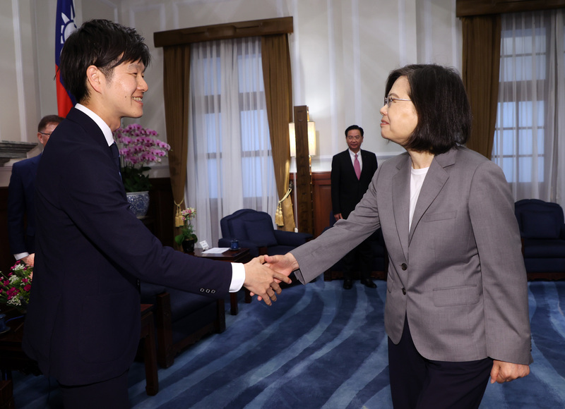 Tổng thống Thái Anh Văn tiếp kiến phái đoàn Nhật Bản do ông Suzuki Norikazu dẫn đầu tại Phủ Tổng thống. (Ảnh: CNA)