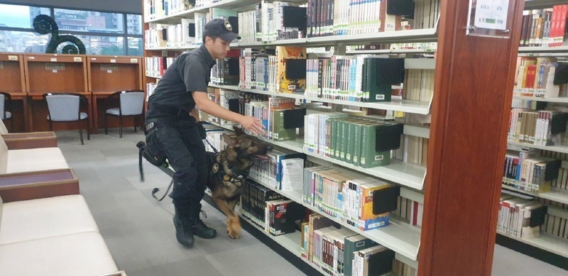 Sau khi các nhân viên của thư viện cùng với lực lượng cảnh sát kiểm tra thì đều không tìm thấy đồ vật nào khả nghi. (Nguồn ảnh: CNA)