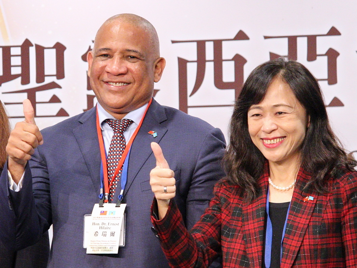 Đại sứ nước Saint Lucia tại Đài Loan ông Robert Kennedy Lewis và Vụ trưởng Vụ Kinh tế Quốc gia Bộ Ngoại giao bà Liên Ngọc Bình